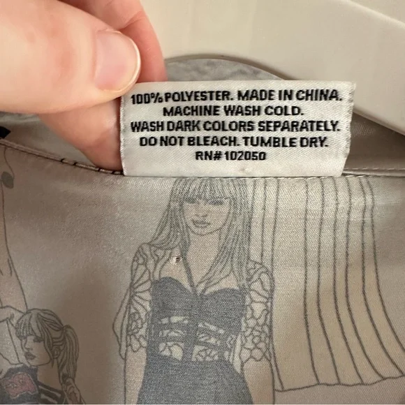 PREOWNED TAYLOR SWIFT SILKY ERAS TOUR TAYLORS VERSION RED PAJAMAS PJS WOMENS XL - Picture 5 of 9